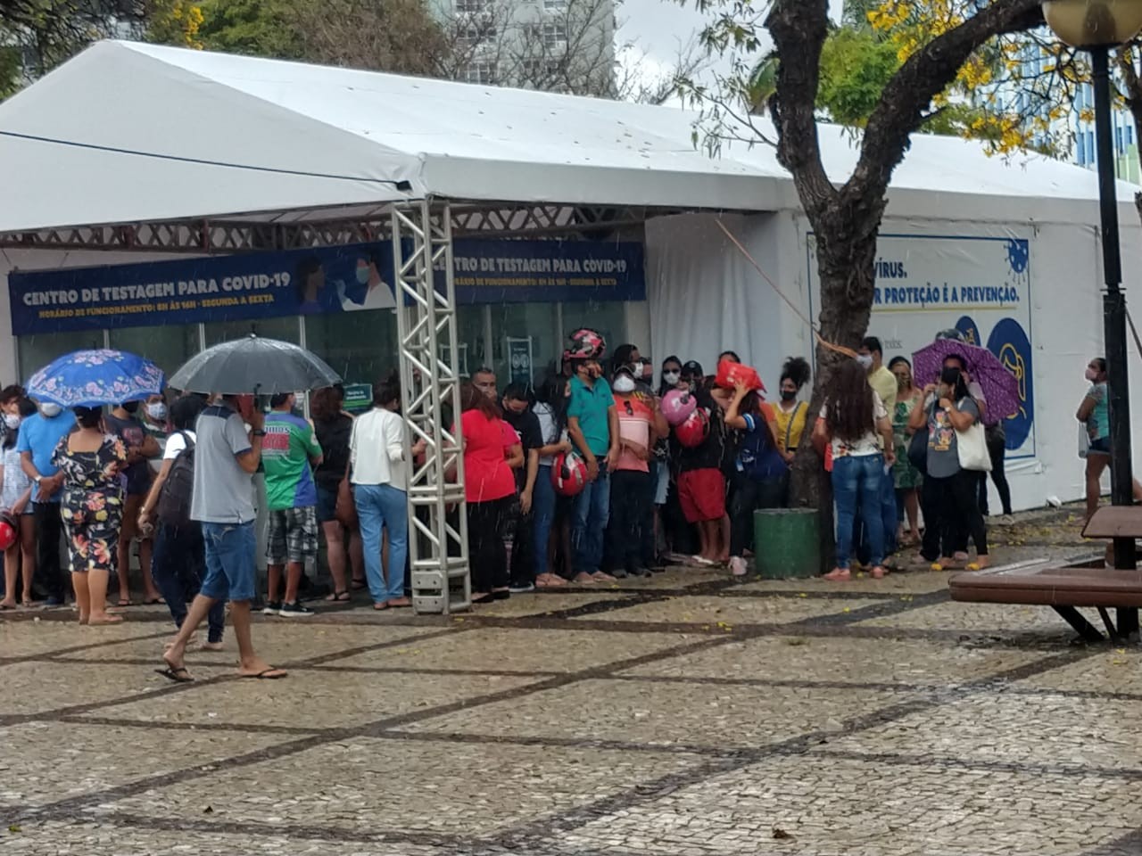 Falta de agendamento e chuva geram aglomeração no 1º dia de testagem para professores na Praça do Ferreira, em Fortaleza