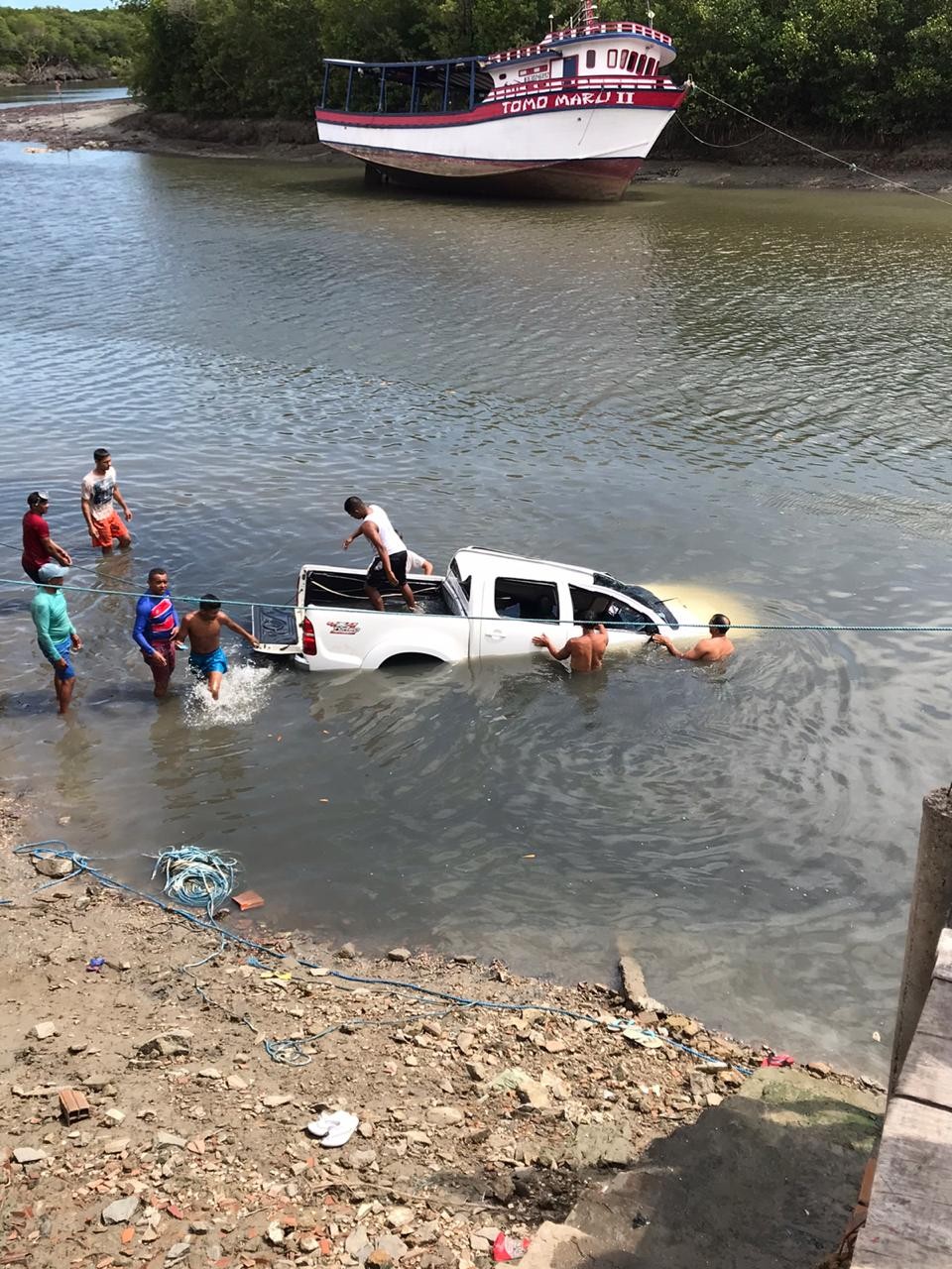 Sem motorista, caminhonete desce ladeira e cai dentro de rio em Itarema no Ceará; veja vídeo