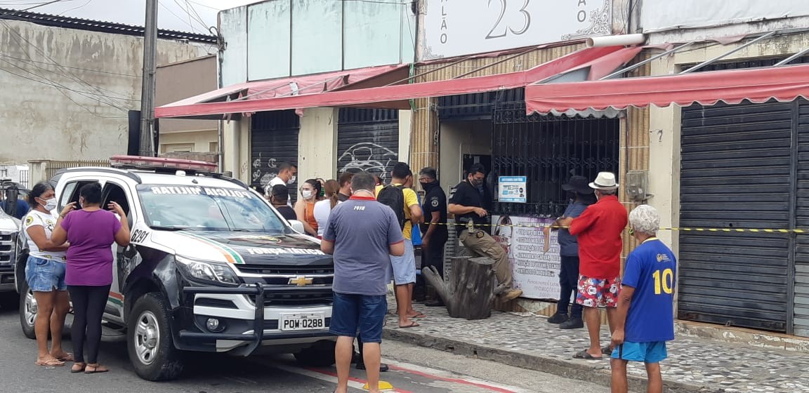 Cabeleireiro é morto com facadas no pescoço dentro de salão no Bairro Montese em Fortaleza
