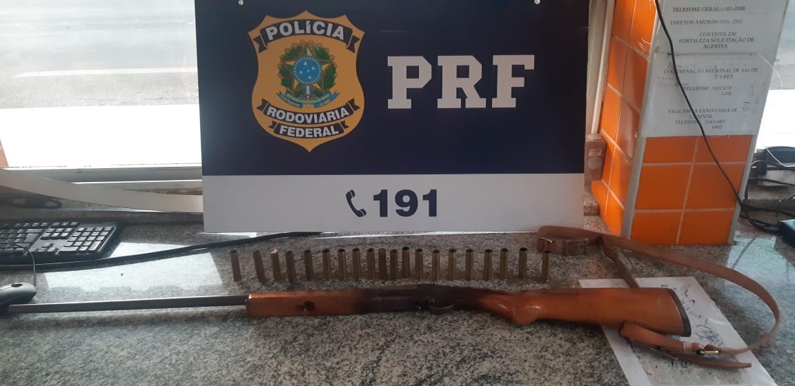 Dois homens são presos com espingarda e munições em Canindé, no Ceará
