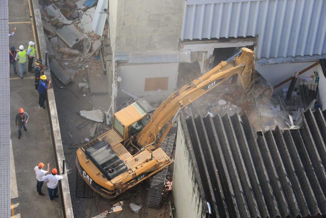 Prédio empresarial atingido por explosão começa a ser demolido em Fortaleza