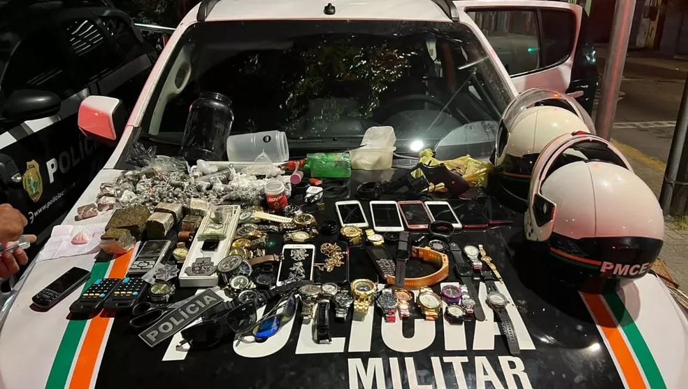 PM apreende arma, drogas e mais de 50 celulares e relógios em casa no Centro de Fortaleza
