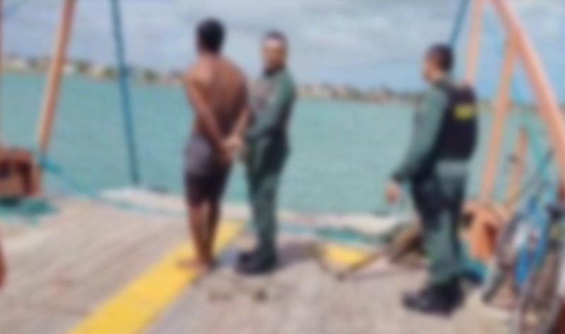 Homem se joga no mar para tentar fugir de prisão por violência doméstica, no Ceará