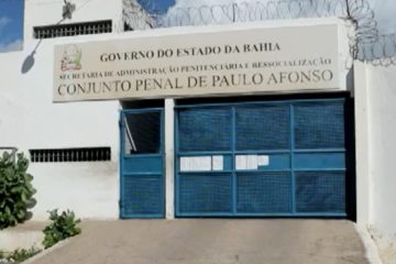 Policial penal é preso na Bahia suspeito de entrar em presídio com drogas e celulares