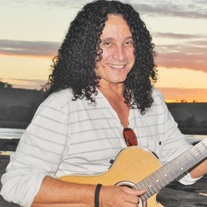 “A voz marcante de Fernando Mendes enfrenta desafios e se despede dos
