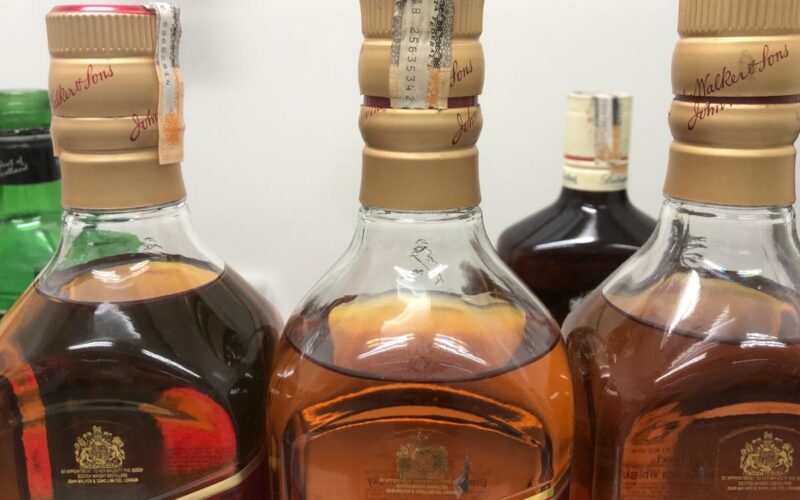 Bares cearenses intensificam vigilância na aquisição de bebidas após incidentes de intoxicação no país.