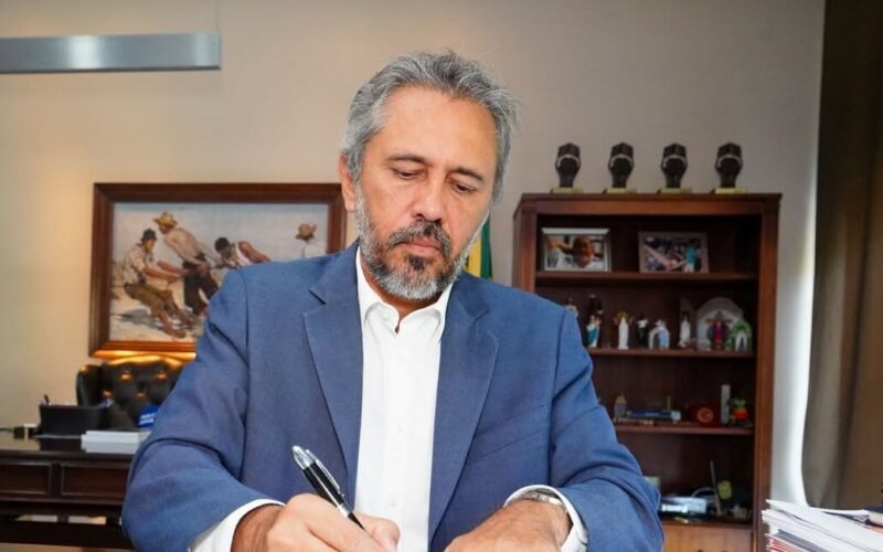 Elmano propõe aumento da jornada de trabalho para professores na rede de ensino do Ceará