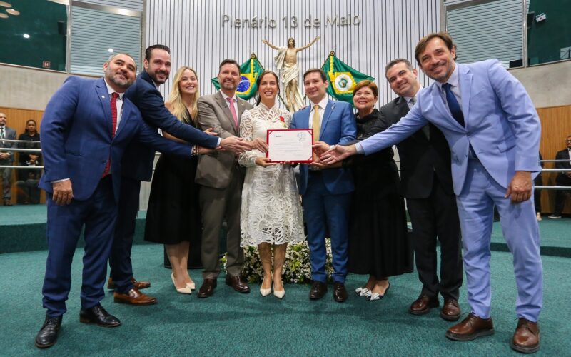 Assembleia homenageia primeira-dama do Ceará com Medalha Herbert de Souza