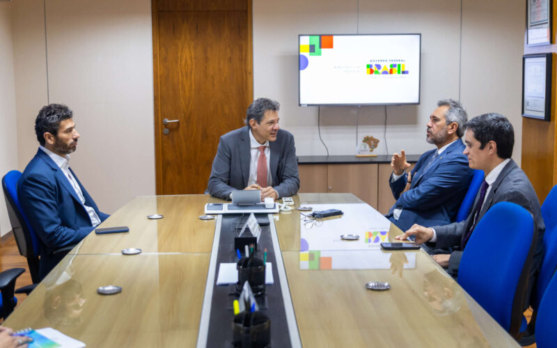Em busca de investimentos, Elmano se encontra com ministros em Brasília para discutir melhorias na infraestrutura e saúde do Ceará.
