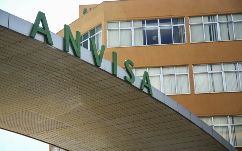 “Anvisa nega relação entre uso de paracetamol na gravidez e autismo, contrariando declaração de Donald Trump”