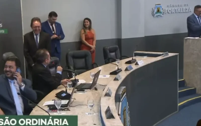 Vereador se engana e pede minuto de silêncio por engano na Câmara de Fortaleza