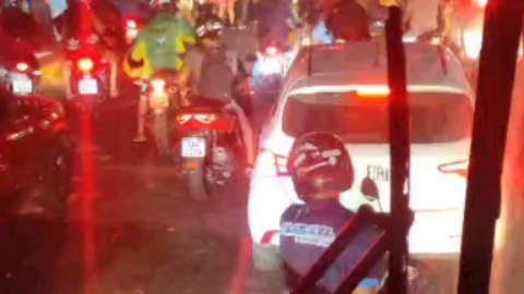 Estudantes protestam fechando avenida devido ao corte de linhas de ônibus em Fortaleza