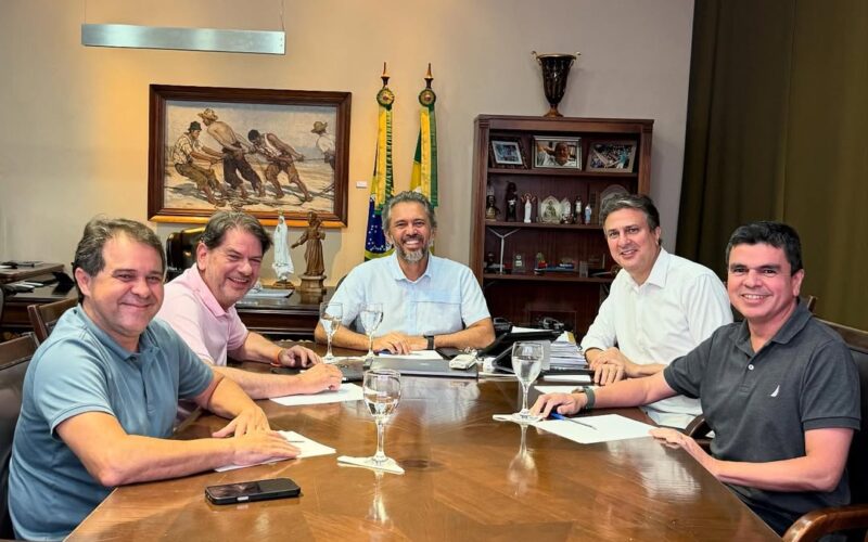 Na ocasião do retorno de Ciro ao PSDB, Chagas Vieira compartilha imagem ao lado de Camilo, Cid e Elmano: “referências políticas”