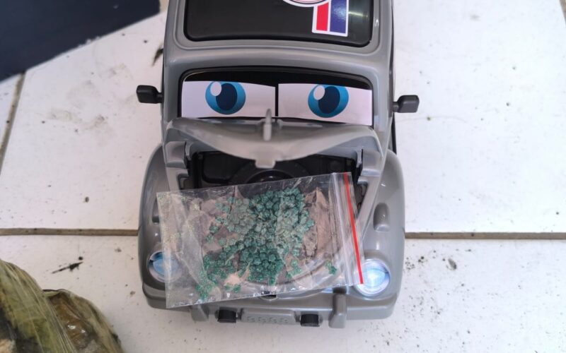 Receita Federal descobre drogas escondidas dentro de brinquedo e compressor em Fortaleza