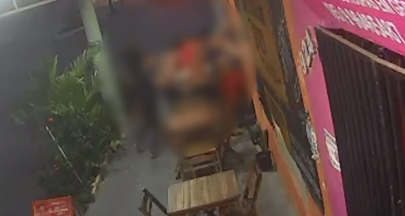 Indivíduo com autismo é agredido em estabelecimento após vestir camisa do Fortaleza; momento foi gravado em vídeo