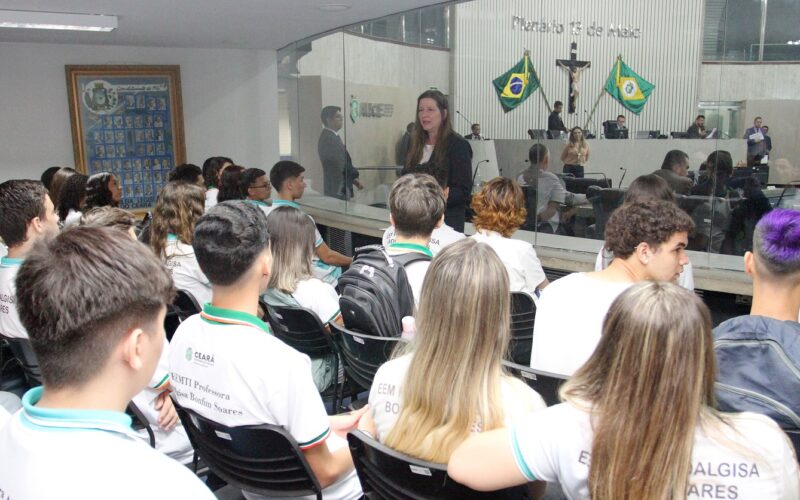 Assembleia do Ceará aprova projeto que concede bolsa a ex-alunos da rede estadual.