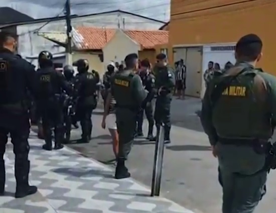 Terror nas ruas de Maranguape: Criminosos em moto executam três vítimas a tiros.