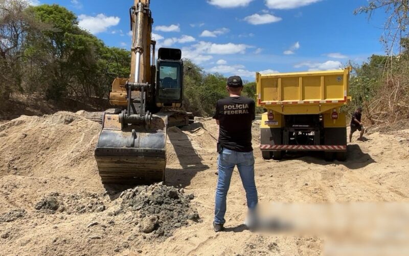 Operação da Polícia Federal resulta na prisão de dois indivíduos por extração irregular de areia em Itapiúna