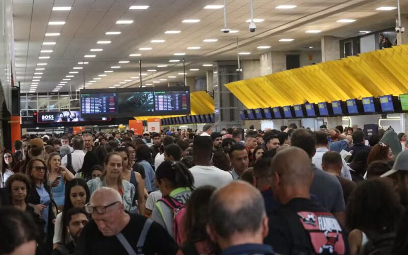 Administração mantém vigilância sobre voos prejudicados pela tempestade e informa sobre garantias aos passageiros.