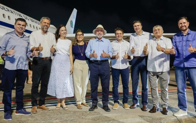 Lula chega ao Ceará acompanhado de Janja e é recebido por autoridades nesta terça-feira (2) ao anoitecer.