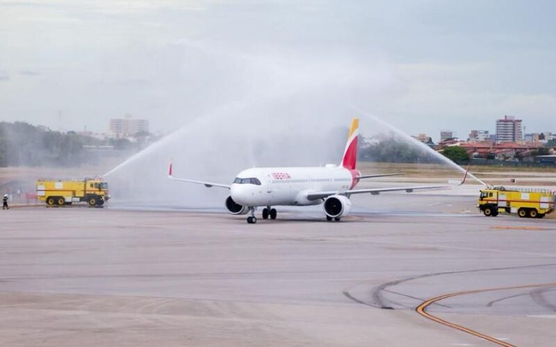 Novo voo direto entre Fortaleza e Madrid promete impulsionar o turismo no Ceará, atraindo milhares de visitantes anualmente, segundo a Secretaria de Turismo.