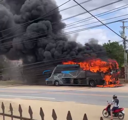 Transporte coletivo em chamas: ônibus incendeia-se em rodovia de Canindé, Ceará