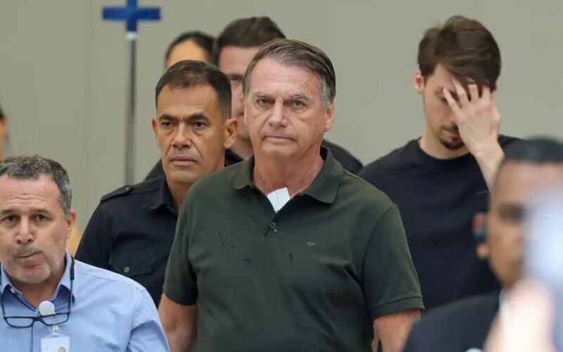 Moraes rejeita solicitação de prisão domiciliar para Bolsonaro e ordena retorno à PF após alta
