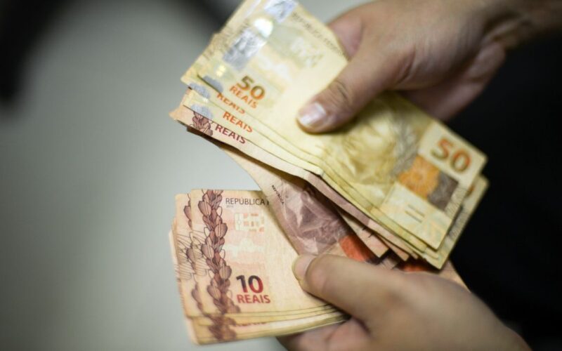 Aumento do salário mínimo impulsiona a economia e promete gerar alta movimentação financeira no Brasil