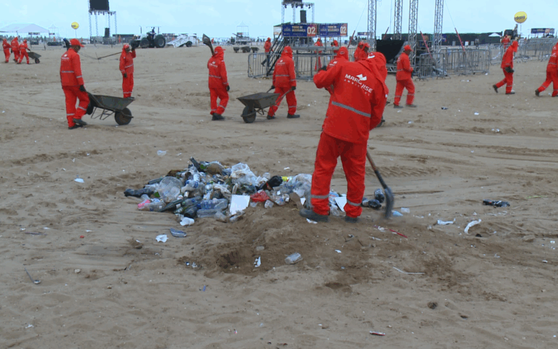 Após as festas de fim de ano, Praia de Iracema é limpa e toneladas de lixo são recolhidas