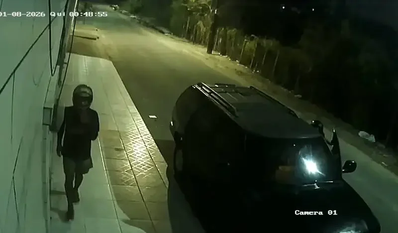 Trio de ladrões rouba veículo em Messejana, Fortaleza, usando capacetes.
