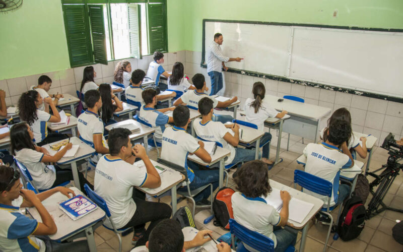 Aumento de 5,4% no salário dos profissionais da educação é aprovado pela Câmara Municipal de Fortaleza.