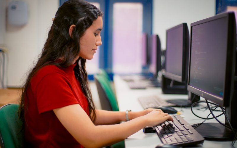 Curso de tecnologia gratuito disponibiliza 120 vagas em Fortaleza para mulheres e pessoas com deficiência