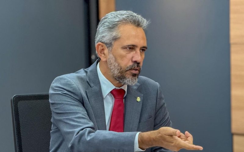 Elmano firma acordo e garante aumento de salário e vale-alimentação aos funcionários do Ceará