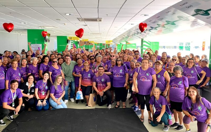 Idosos do programa FelizIdade se divertem em bloquinhos e concursos de fantasia em Fortaleza
