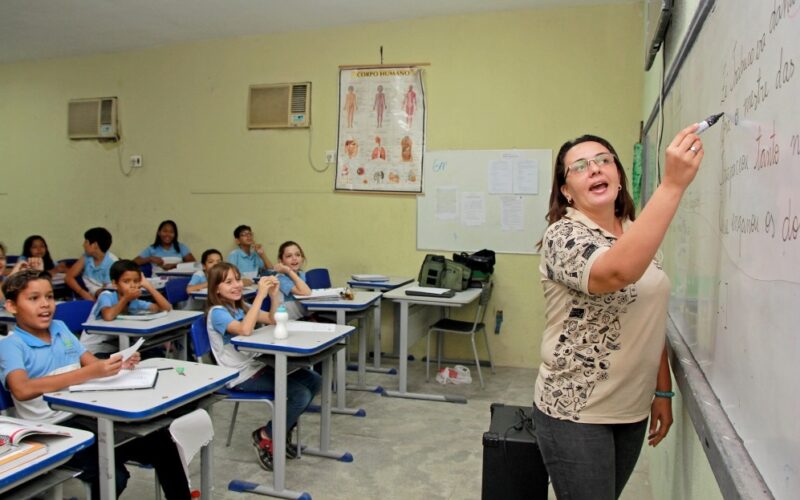 Aumento salarial para educadores da rede municipal de Fortaleza é oficializado com efeito retroativo