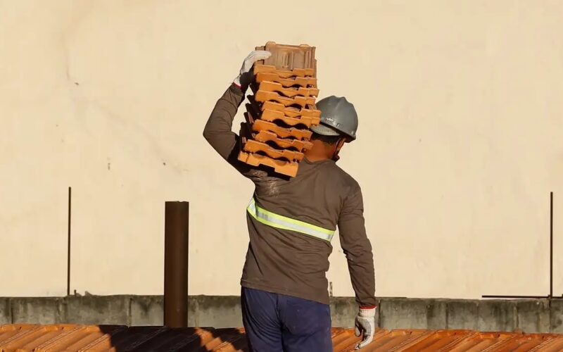 Maioria dos brasileiros apoia o fim da escala 6×1 sem perda salarial, aponta pesquisa