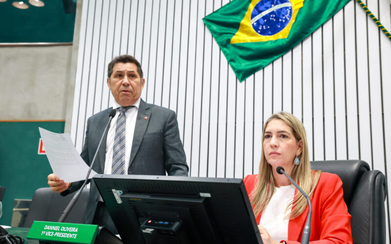 Aprovação do novo piso salarial dos professores da rede estadual cearense por Alece