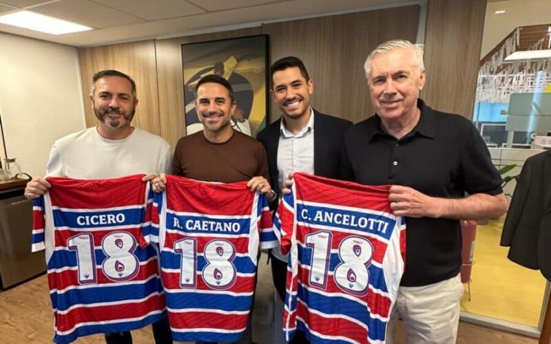 Pedro Martins surpreende Carlo Ancelotti com camisa do Fortaleza durante evento na CBF.