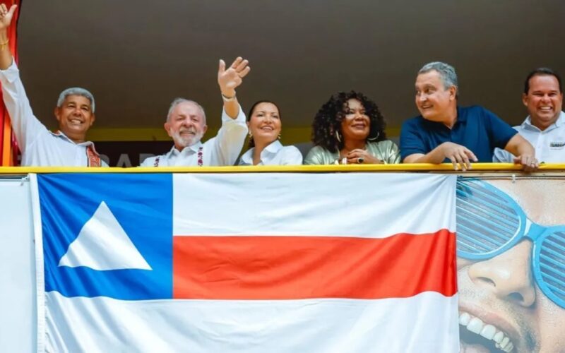 Lula participa da folia em Salvador ao lado da primeira-dama