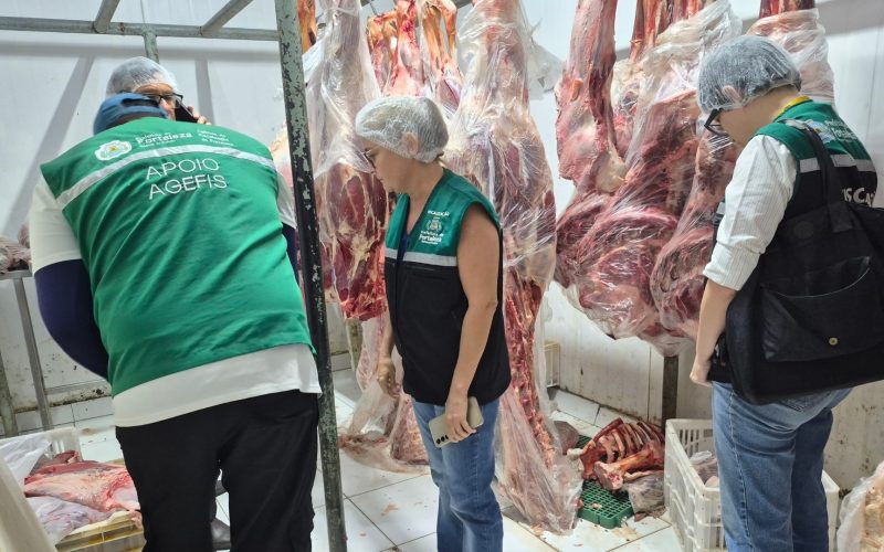 Fiscalização apreende meio tonelada de carne em açougue de Fortaleza; loja já havia sido fechada