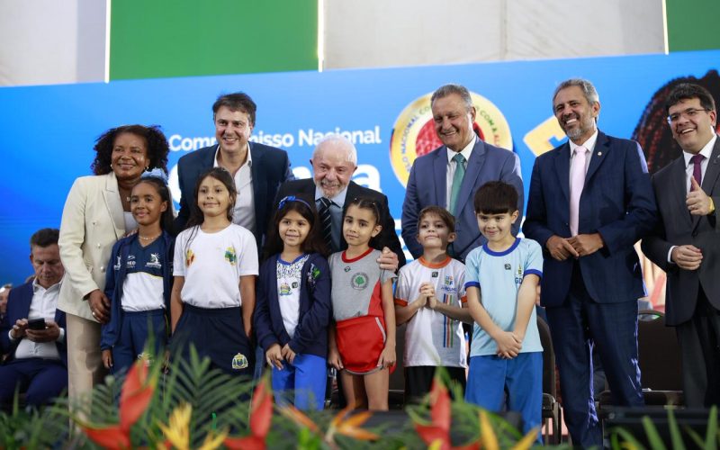 Ceará é premiado com selo ouro por excelência na educação em evento com Elmano, Camilo e Lula.