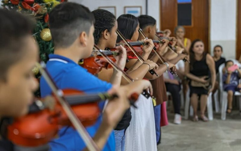 Doações ajudam instituto a oferecer aulas de música para crianças carentes no Passaré, em Fortaleza