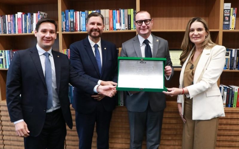 Cristiano Zanin, ministro do STF, é homenageado com título de cidadão do Ceará.