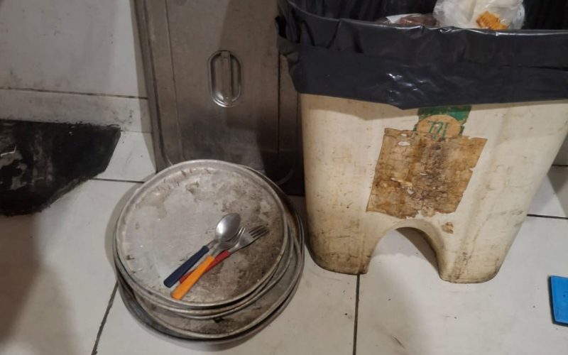 Restaurante em Fortaleza é fechado por infestação de larvas e baratas na cozinha
