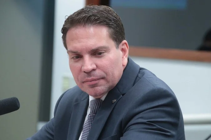 PF confirma prisão de Alexandre Ramagem nos EUA pelo ICE, agência de imigração.