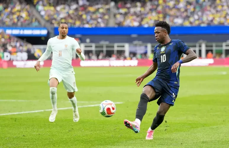 Brasil sofre derrota para França e decepciona em jogo contra adversário forte antes da Copa do Mundo.