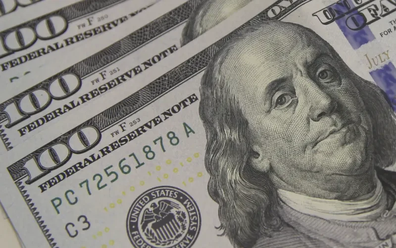 Dólar despenca e encerra cotação abaixo de R$ 5; marca a menor taxa em mais de dois anos