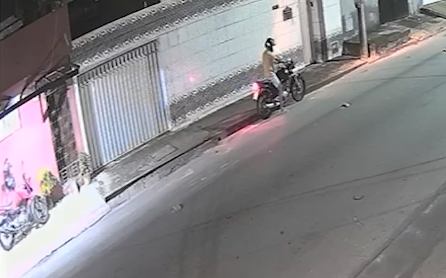 Casal é surpreendido ao roubar motocicleta em calçada de Fortaleza; proprietário intervém para evitar o crime
