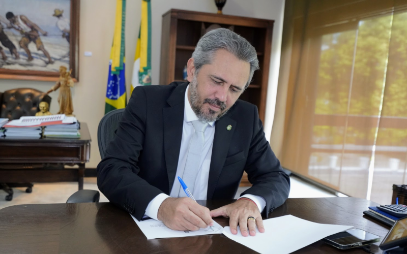 Secretários de Elmano são demitidos do cargo, abrindo caminho para a disputa eleitoral no Ceará; confira os nomes exonerados.