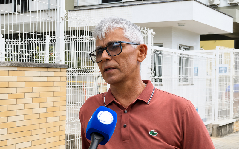 Adolescente que passou por reimplante de mãos após atentado deve se recuperar em breve, afirma padrasto